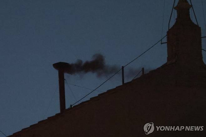 시스티나 성당 굴뚝 검은 연기 [로이터 연합뉴스. 재판매 및 DB 금지]