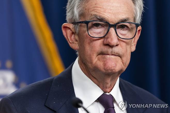 파월 미국 연준 의장 (워싱턴 EPA=연합뉴스) 제롬 파월 미국 연방준비제도 의장이 7일(현지시간) 워싱턴DC에서 연방공개시장위원회(FOMC)의 기준금리 동결 결정 뒤 기자회견을 하고 있다. 2025.5.7