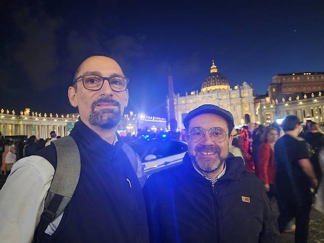 연합뉴스와 인터뷰한 보나파티 씨 (바티칸=연합뉴스) 신창용 특파원 = 7일(현지시간) 바티칸에서 진행된 콘클라베 첫날, 새 교황 선출에 실패한 뒤 안드레아 보나파티 씨(오른쪽)가 연합뉴스와 인터뷰 뒤 사진 촬영에 응하고 있다. 2025.05.07 changyong@yna.co.kr