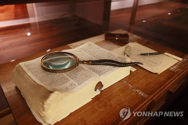 경남 하동 박경리 문학관에 전시된 국어사전 경남 하동 박경리 문학관에 전시된 유물들
(하동=연합뉴스) 임귀주 기자 = 경남 하동군 평사리 최참판댁 맞은편에 있는 박경리 문학관에 생전 작가가 사용하던 돋보기와 국어사진이 진열돼 있다. 2016.10.6. 끝 (연합뉴스 DB 자료)
