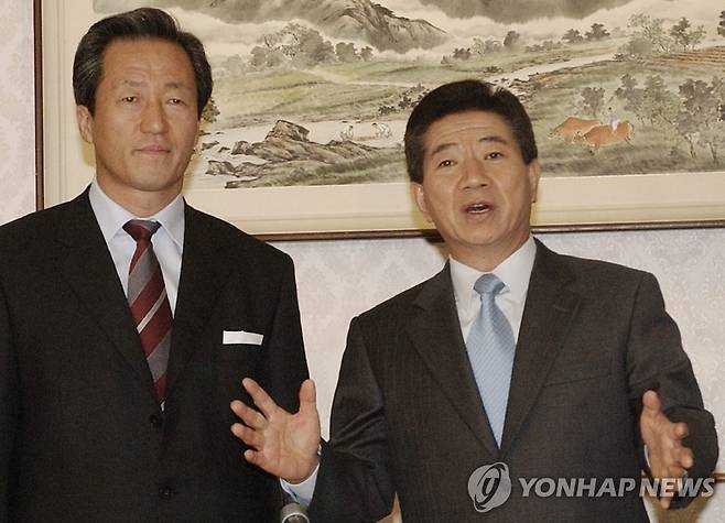 우리는 승리합니다 민주당 노무현후보와 국민통합21 정몽준의원이 단일화 첫날인 2002년 11월 25일 오전 국회 귀빈식당에서 만나 대선승리를 밝히고 있다./박창기/정치/  2002.11.25  (서울=연합뉴스) changki@yna.co.kr <저작권자 ⓒ 2002 연합뉴스. 무단전재-재배포 금지>