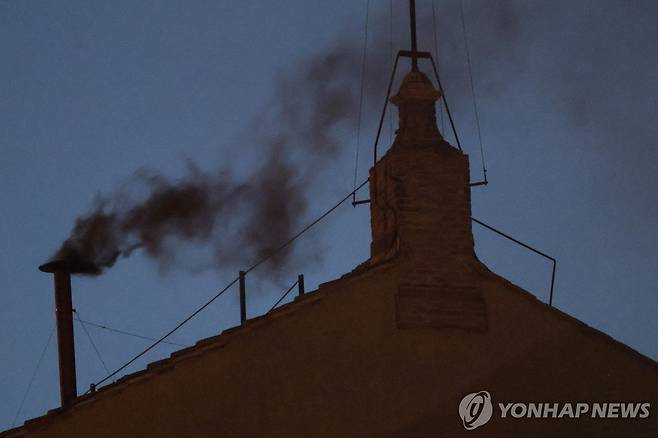 7일(현지시간) 바티칸 시스티나 성당 굴뚝에서 검은 연기 피어오르는 모습 [로이터 연합뉴스. 재판매 및 DB 금지]