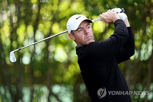 연습 라운드 중인 로리 매킬로이. [AFP/게티이미지=연합뉴스]
