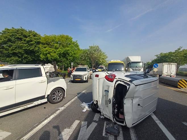 추돌사고로 옆으로 넘어진 레이 [충남소방본부 제공. 재판매 및 DB 금지]