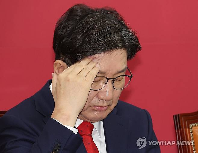 머리아픈 국민의힘 권성동 원내대표 (서울=연합뉴스) 박동주 기자 = 국민의힘 권성동 원내대표가 8일 국회에서 열린 비상대책위원회의에서 머리를 만지고 있다. 2025.5.8 pdj6635@yna.co.kr