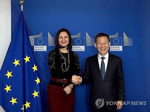 한국, '호라이즌 유럽' 준회원국 가입 협상 타결 (서울=연합뉴스) 한국은 '호라이즌 유럽'에 준회원국으로 참여하기 위한 협상을 작년 3월 타결했다. 당시 유럽연합 집행위원회 연구혁신총국 일리아나 이바노바 집행위원과 이종호 과학기술정보통신부 장관이 기념촬영하는 모습. 2024.3.25 [과학기술정보통신부 제공. 재판매 및 DB금지] photo@yna.co.kr