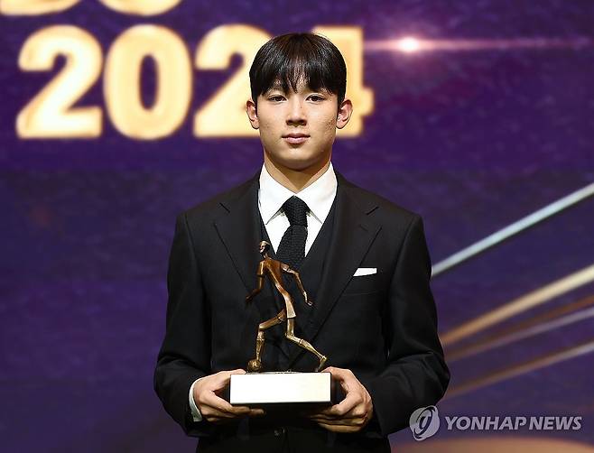 2024 K리그1 영플레이어 양민혁 (서울=연합뉴스) 류영석 기자 = 29일 오후 서울 서대문구 스위스그랜드호텔에서 열린 K리그 2024 대상 시상식에서 K리그1 영플레이어상을 수상한 강원FC 양민혁이 트로피와 함께 기념촬영을 하고 있다. 2024.11.29 ondol@yna.co.kr