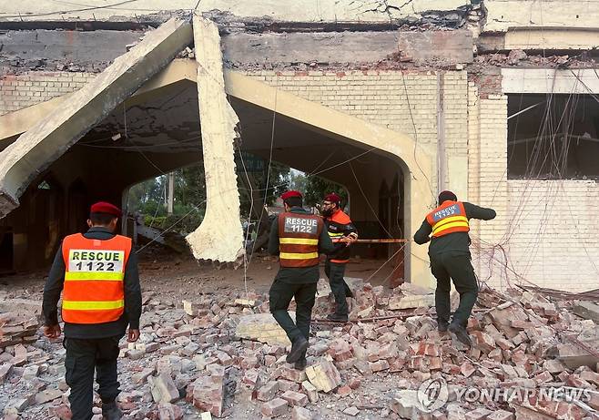 인도·파키스탄 무력 충돌 지난 7일 파키스탄 펀자브주 라호르 인근 무리드케에 있는 정부 건물이 인도군의 공습으로 파손되자 구조대원들이 건물을 봉쇄하고 있다.
[로이터 연합뉴스 자료사진. 재판매 및 DB 금지]