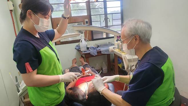 지구촌나눔운동, 필리핀 요셉병원에서 의료봉사 필리핀 빈민 지역 소재 요셉병원에서 치과 진료 의료 봉사활동을 펼치는 의료인들. [지구촌나눔운동 제공. 재판매 및 DB 금지]