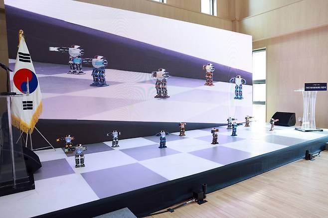 7일 구로창의문화예술센터 개관식에서 시연된 로봇 댄스 공연  [구로구 제공. 재판매 및 DB 금지]