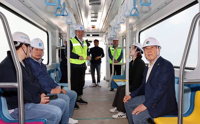나동연 양산시장 '양산도시철도' 경전철 탑승 [경남 양산시 제공. 재판매 및 DB 금지]