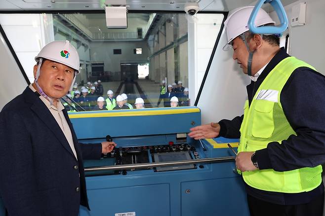 양산도시철도 둘러보는 나동연 양산시장 [경남 양산시 제공. 재판매 및 DB 금지]