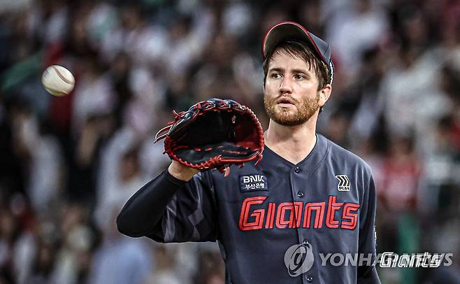 롯데 외국인 선발 찰리 반즈 (서울=연합뉴스) 롯데 자이언츠 찰리 반즈가 10일 인천 SSG랜더스필드에서 열린 프로야구 SSG 랜더스와의 방문 경기에 선발 등판해, 야수의 공을 받고 있다. [롯데 자이언츠 제공. 재판매 및 DB 금지]