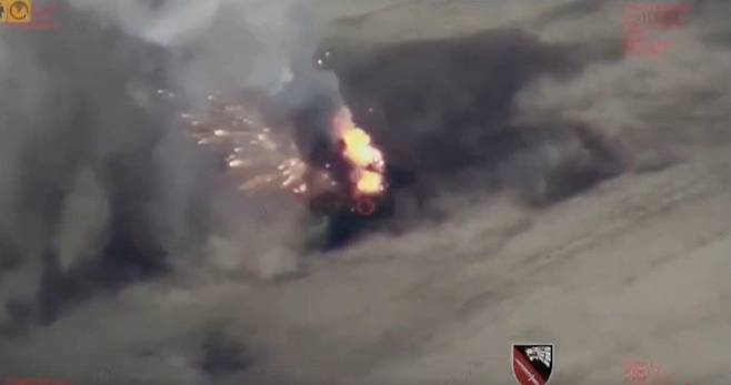 러시아군 배치 북한제 KN-09 다연장로켓포 파괴 모습 [우크라이나군 특수작전군 제4유격연대 공개 영상 캡처]