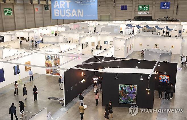 '아트부산 2025' 개막 (부산=연합뉴스) 강선배 기자 = 부산을 대표하는 아트페어인 '아트부산 2025'가 8일 부산 해운대구 벡스코 제1전시장에서 VIP 시사회를 시작으로 나흘간의 일정에 들어갔다.
    올해 14회째를 맞은 아트부산에는 국제갤러리와 갤러리현대 등 국내 유명 갤러리를 비롯해 17개국 109개 갤러리가 참가한다. 2025.5.8 sbkang@yna.co.kr