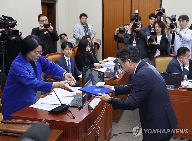 선서문 제출하는 유영상 SK텔레콤 대표이사 (서울=연합뉴스) 박동주 기자 = 8일 국회 과학기술정보방송통신위원회 전체회의에서 열린 SK텔레콤 유심 해킹 사건 청문회에서 유영상 SK텔레콤 대표이사가 증인선서를 하고 최민희 위원장에게 선서문을 제출하고 있다. 2025.5.8 pdj6635@yna.co.kr