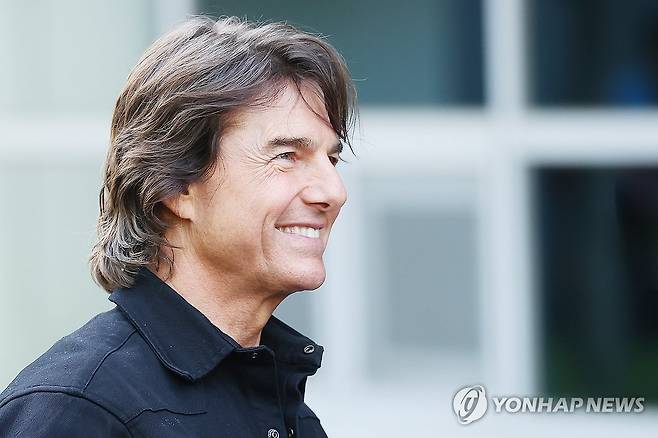 '친절한 톰 아저씨' 톰 크루즈의 미소 (서울=연합뉴스) 진연수 기자 = 할리우드 배우 톰 크루즈가 영화 '미션 임파서블: 파이널 레코닝' 홍보차 7일 오후 서울 강서구 서울김포비즈니스항공센터(SGBAC)를 통해 입국해 팬들에게 인사하고 있다. 2025.5.7 jin90@yna.co.kr