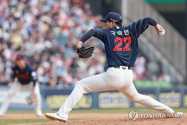 역투하는 구승민 (서울=연합뉴스) 신현우 기자 = 23일 서울 잠실야구장에서 열린 프로야구 2025 신한 SOL 뱅크 KBO리그 롯데 자이언츠와 LG 트윈스의 경기.
    8회말 1사 1루 LG 송찬의 타석 때 교체 투입된 롯데 구승민이 역투하고 있다. 2025.3.23 nowwego@yna.co.kr