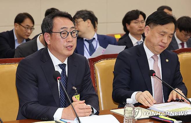 SK텔레콤 유심 해킹 사건 청문회 (서울=연합뉴스) 박동주 기자 = 8일 국회 과학기술정보방송통신위원회 전체회의에서 열린 SK텔레콤 유심 해킹 사건 청문회에서 유영상 SK텔레콤 대표이사가 의원 질의에 답하고 있다. 2025.5.8 pdj6635@yna.co.kr