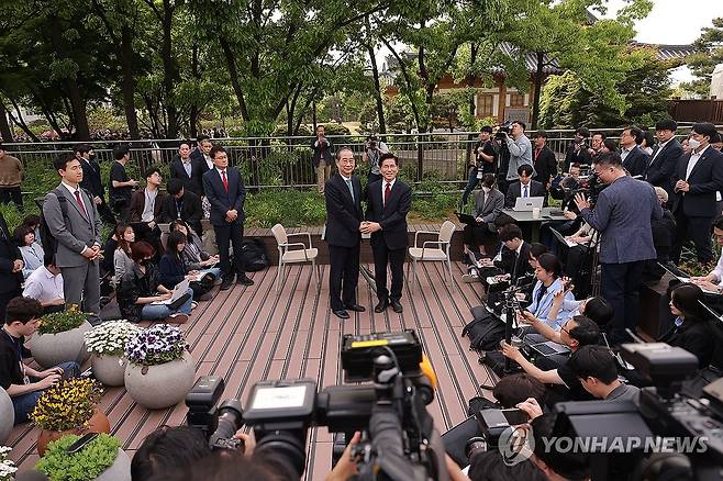기념 촬영하는 김문수-한덕수 (서울=연합뉴스) 류영석 기자 = 국민의힘 김문수 대선후보(오른쪽)와 무소속 한덕수 대선 예비후보가 8일 서울 국회 사랑재에 위치한 커피숍에서 만나 기념 촬영하고 있다. 2025.5.8 ondol@yna.co.kr