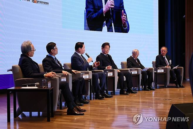 정책 제언하는 최태원 대한상의 회장 (서울=연합뉴스) 최태원 대한상의 회장이 8일 서울 중구 대한상공회의소에서 열린 이재명 더불어민주당 대선후보 초청 경제5단체장 간담회에서 정책 제언을 하고 있다. 2025.5.8 [국회사진기자단] photo@yna.co.kr