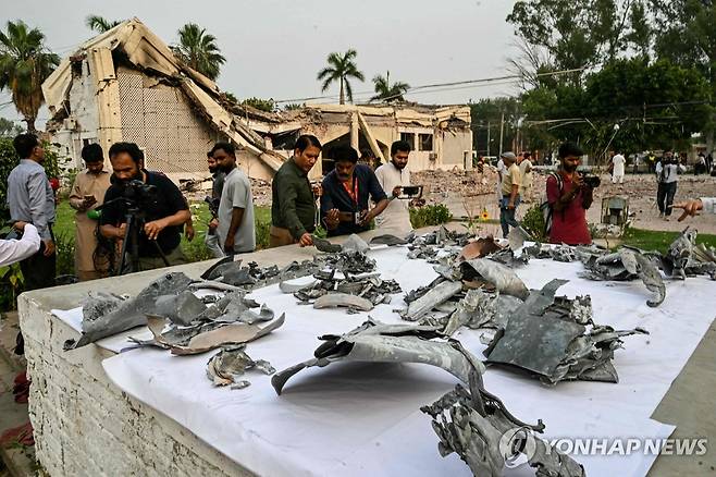 인도·파키스탄 무력 충돌 (무리드케[파키스칸 펀자브주] AFP=연합뉴스) 7일 파키스탄 펀자브주 무리드케의 정부 건물에서 사람들이 인도가 발사한 미사일 잔해를 살펴보고 있다.
2025.5.8. photo@yna.co.kr