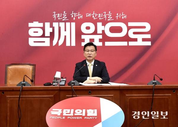 국민의힘 이양수 사무총장은 9일 “이재명 세력에 맞서 승리하는 게 최우선 과제이기 때문에 그간 김문수 후보나 후보캠프에서 말하는 여러 오해나 왜곡된 부분에 사실관계를 구체적으로 따져 반박하진 않았다”고 말했다. 2025.5.9 /김우성기자 wskim@kyeongin.com