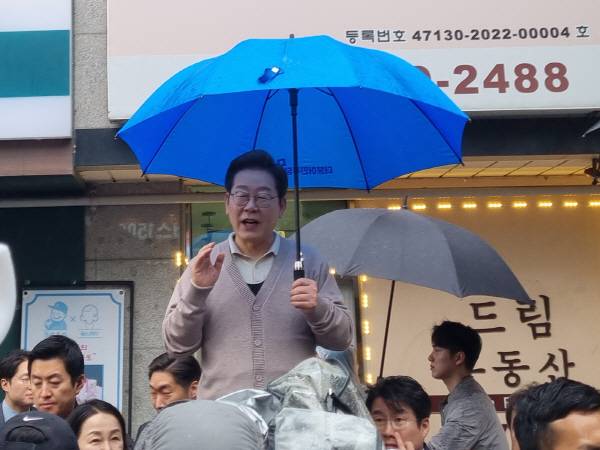 더불어민주당 이재명 대선 후보가 9일 경주를 찾아 용황동의 한 아파트 상가 앞에서 지지자 및 시민들에게 인사를 하고 있다.