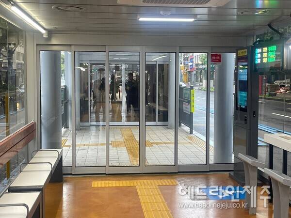 탑승구를 잘 못 들어설 경우 이곳 실내 대합실을 통해 돌아나와야 한다.&nbsp; ⓒ헤드라인제주