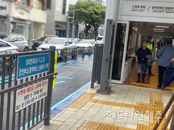 대합실에서 탑승구로 나오는 시민들. ⓒ헤드라인제주