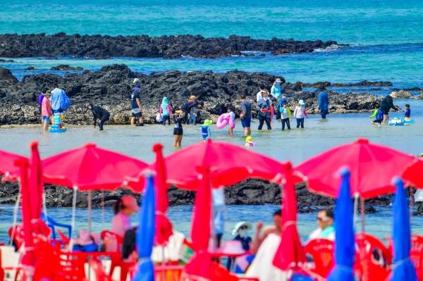 제주시 애월읍 곽지해수욕장에서 많은 피서객이 물놀이를 즐기며 더위를 식히고 있다. 고봉수 기자