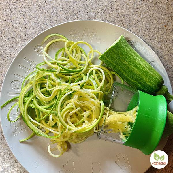 스파이럴라이저로 애호박면을 뽑은 장면