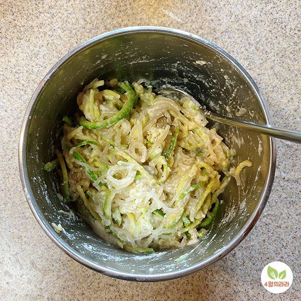 두부면과 애호박 반죽