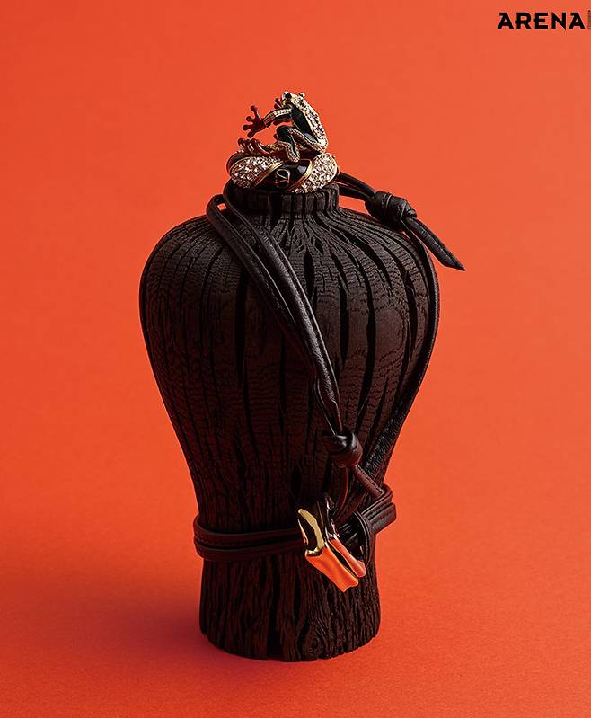 불규칙하고 거칠게 갈라진 숯의 질감이 돋보이는 흑자기 매병 오브제 12만9000원 뮷즈 제품. 개구리 모티브 링 가격미정 보테가 베네타, 나선형 이어링 86만원 발렌티노 가라바니, 사각 펜던트 네크리스 57만5000원 아미 제품.