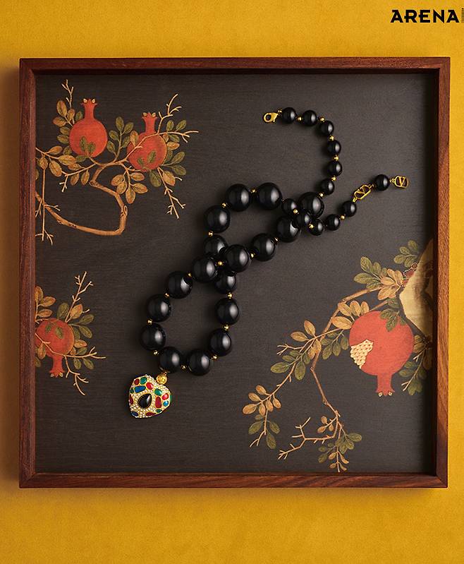 석류화훼도를 프린트한 민화 나무 쟁반 15만원 뮷즈 제품. 다채로운 젬스톤을 세팅한 하트 펜던트 비즈 네크리스 가격미정 발렌티노 가라바니 제품.