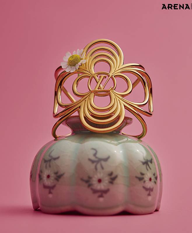 고려시대 청자 잔을 섬세하게 구현한 청자상감 국화무늬 잔 4만8000원 뮷즈 제품. 물결에서 영감받은 LV 브리즈 커프 가격미정 루이 비통 제품.