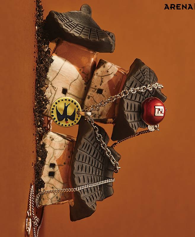 인센스나 마른 가지, 꽃 등을 꽂아 장식할 수 있는 한옥 미니어처 각각 1만5000원 모두 뮷즈 제품. 파랑새 펜던트 네크리스 가격미정 디올 맨, FF 로고 장식의 사과 모양 네크리스 60만원대 펜디 제품.