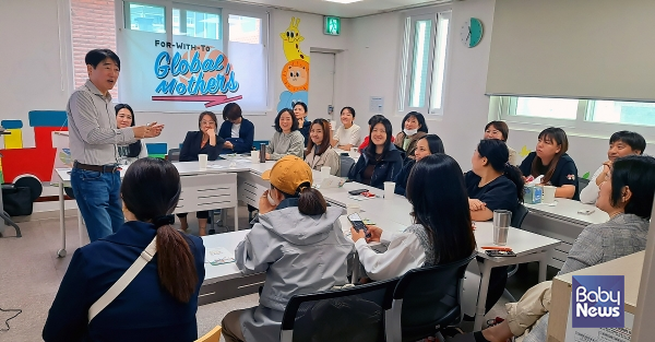 다문화 어머니들에게 'AI 시대 자녀 교육' 특강중인 이경배 연세대학교 겸임교수. ⓒ한국농구발전연구소