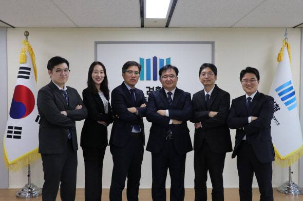 부산지검 해양·강력범죄전담부 소속 검사들. 왼쪽부터 유성윤 검사, 장지영 검사, 신정수 검사, 허지훈 부장검사, 김형섭 검사, 김경진 검사. (사진=부산지검)