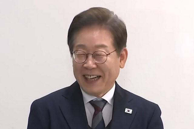 8일 서울 중소기업중앙회에서 취재진 질문에 답하는 이재명 더불어민주당 대선 후보. 사진=연합뉴스TV 보도화면 캡처