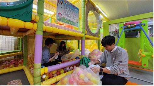 서울 서대문구 구세군두리홈에서 KB자산운용 임직원 봉사단인 “KB희망드림봉사단”이 봉사활동을 진행하고 있다(사진 제공=KB자산운용)