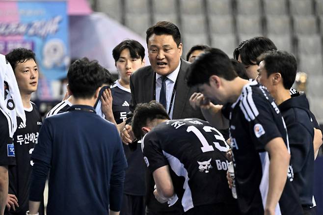 윤경신 두산 핸드볼팀 감독이 선수들에게 작전을 지시하고 있다. 사진=KOHA