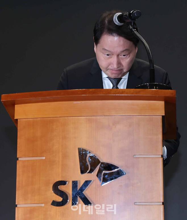 최태원 SK그룹 회장이 지난 7일 오전 서울 중구 SK텔레콤 T타워 SUPEX홀에서 SK텔레콤의 해킹 사고와 관련해 대국민 사과를 하고 있다. (사진=이데일리 방인권 기자)