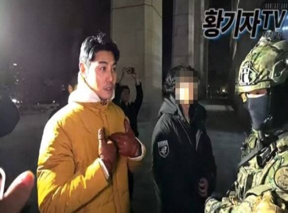 12·3 비상계엄 당일 국회를 찾아, 계엄군들과 대화를 설득하고 있는 배우 이관훈씨. (사진=황기자TV 유튜브 갈무리)