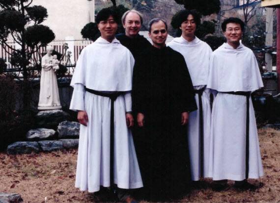 레오 14세(가운데) 교황이 2002년 성 아우구스티노 수도회 총장 신분으로 한국을 방문해 인천 전동수도원에서 수도자들과 함께 촬영한 기념사진.(사진=성 아우구스티노 수도회 한국지부 아우구스띠노 수도회/연합뉴스)