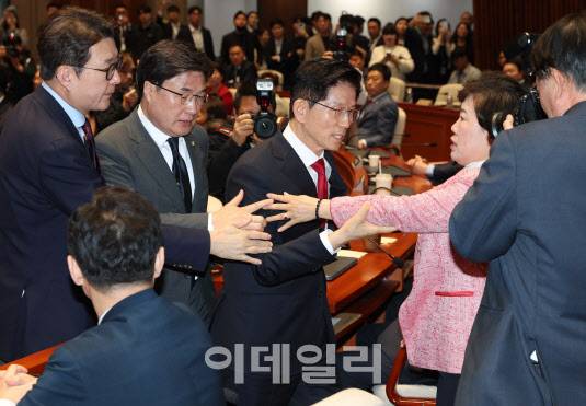 김문수 국민의힘 대선 후보가 9일 서울 여의도 국회에서 열린 의원총회에서 권영세 비대위원장의 모두발언이 끝난 후 의총장에서 퇴장하려 하자 국민의힘 의원들이 김 후보를 막아서고 있다.(사진=노진환 기자)