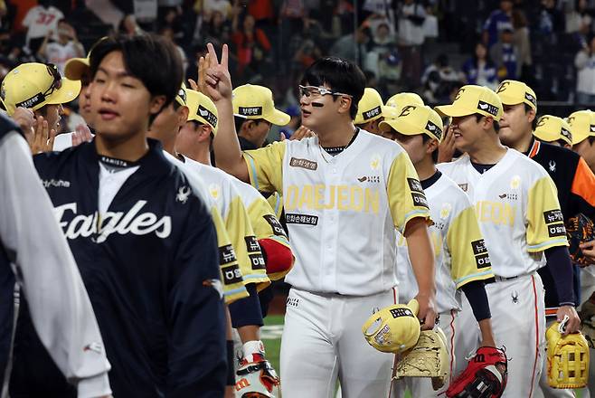 7일 삼성 라이온즈와 경기에서 승리한 뒤 기뻐하는 한화 이글스 선수들