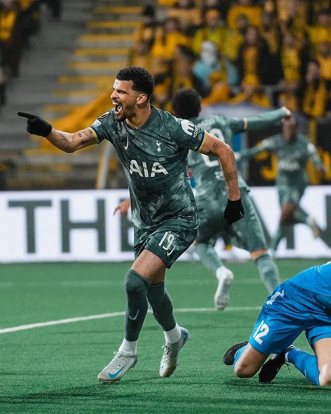 토트넘 솔랑케가 득점 후 기뻐한다