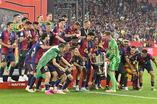 2025년 4월 27일(한국 시간), 스페인 세비야에서 열린 스페인 국왕컵(코파 델 레이) 결승전에서 레알 마드리드를 꺾고 우승을 차지한 FC 바르셀로나 선수들이 트로피를 들고 환호하고 있다.