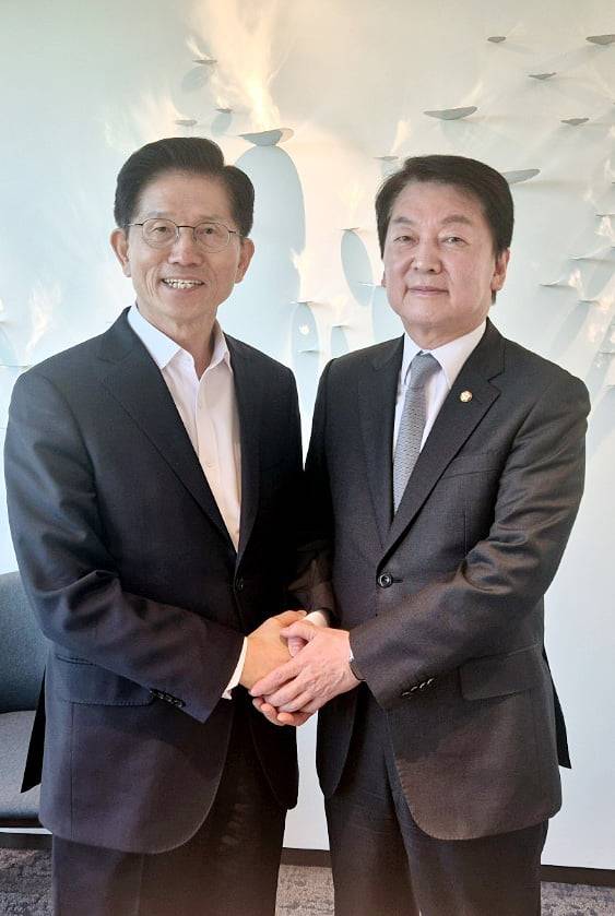 국민의힘 김문수 대선 후보가 7일 서울 여의도 모처에서 안철수 의원을 만나 기념촬영하고 있다. 2025.5.7 / 안철수 의원실